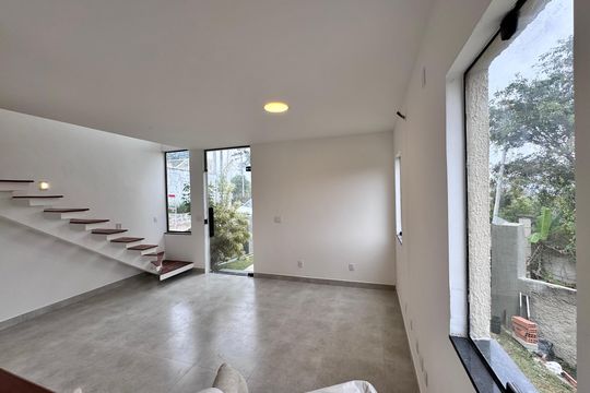 Sala de casa de condomínio à venda com 3 quartos, 100m² em Guaratiba, Rio de Janeiro