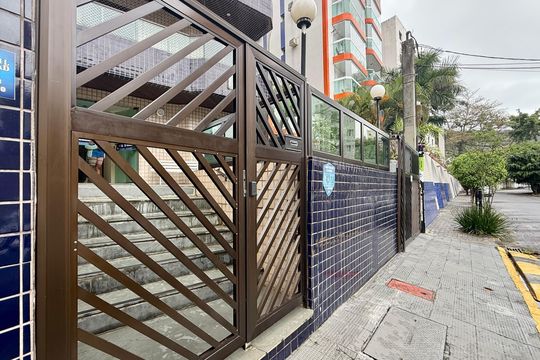 Fachada de apartamento para alugar com 1 quarto, 55m² em Jardim Las Palmas, Guarujá