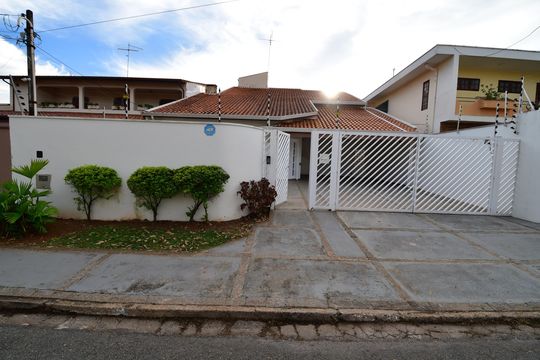 Fachada de casa para alugar com 4 quartos, 400m² em Jardim Chapadão, Campinas