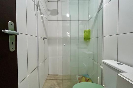 Banheiro de apartamento para alugar com 1 quarto, 10m² em Córrego Grande, Florianópolis