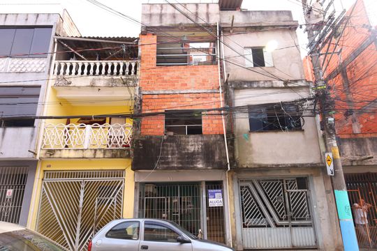 Fachada o imóvel - Placa GRANDE instalada no portão do imóvel, dia 07.08.2026 - Código da placa: GTPE-1433 de casa para alugar com 1 quarto, 40m² em Conjunto Residencial José Bonifácio, São Paulo