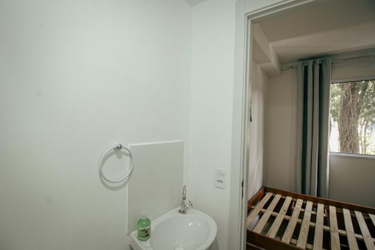 Banheiro de kitnet/studio para alugar com 1 quarto, 17m² em Vila Jaguara, São Paulo