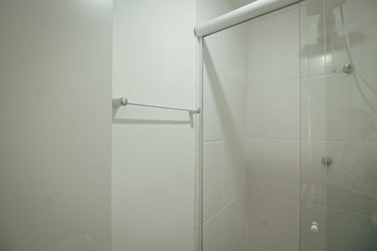 Banheiro de kitnet/studio para alugar com 1 quarto, 17m² em Vila Jaguara, São Paulo