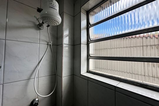 Banheiro de casa para alugar com 2 quartos, 72m² em Parque Sao Vicente, São Vicente