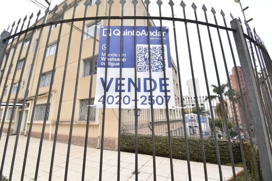 Placa de apartamento à venda com 2 quartos, 80m² em Centro, Curitiba