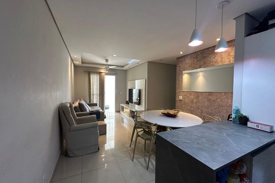 Sala de apartamento à venda com 3 quartos, 80m² em Jardim Tupanci, Barueri