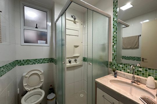 Banheiro Social de apartamento à venda com 3 quartos, 80m² em Jardim Tupanci, Barueri