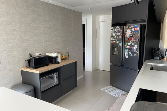 Cozinha de apartamento para alugar com 1 quarto, 55m² em Barra da Tijuca, Rio de Janeiro