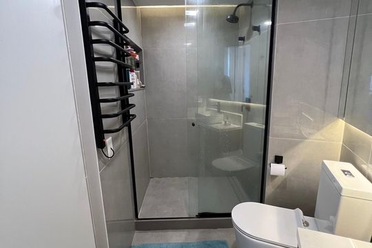 Banheiro de apartamento para alugar com 1 quarto, 55m² em Barra da Tijuca, Rio de Janeiro