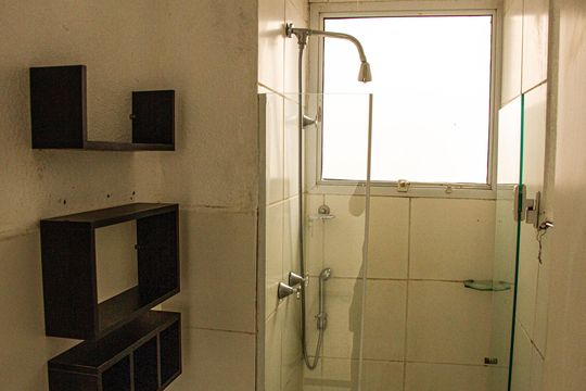 Banheiro social de apartamento para alugar com 2 quartos, 40m² em Santa Cruz, Rio de Janeiro
