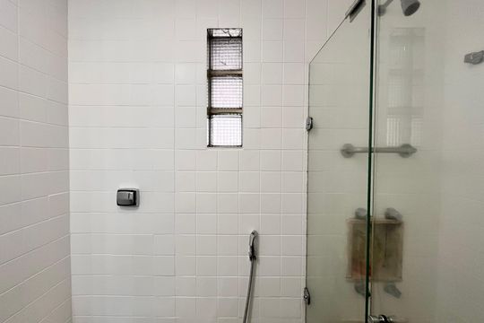 Banheiro  de apartamento para alugar com 1 quarto, 55m² em Copacabana, Rio de Janeiro