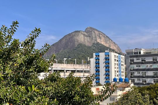 Vista da sala  de apartamento para alugar com 3 quartos, 156m² em Gávea, Rio de Janeiro
