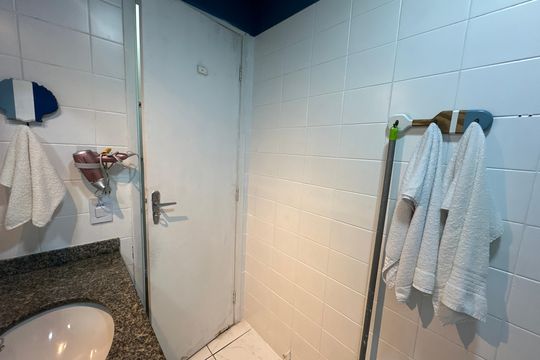 Banheiro de apartamento para alugar com 1 quarto, 47m² em Itararé, São Vicente
