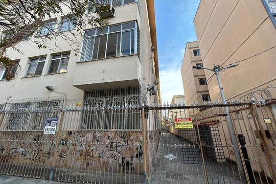 Fachada + placa de apartamento à venda com 2 quartos, 62m² em Méier, Rio de Janeiro