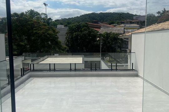 Varanda de casa à venda com 3 quartos, 230m² em Camboinhas, Niterói