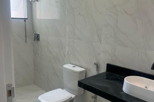 Banheiro de casa à venda com 3 quartos, 230m² em Camboinhas, Niterói