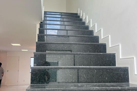 Escada de casa à venda com 3 quartos, 230m² em Camboinhas, Niterói