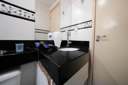 Banheiro de apartamento à venda com 2 quartos, 54m² em Jardim Santa Teresinha, São Paulo