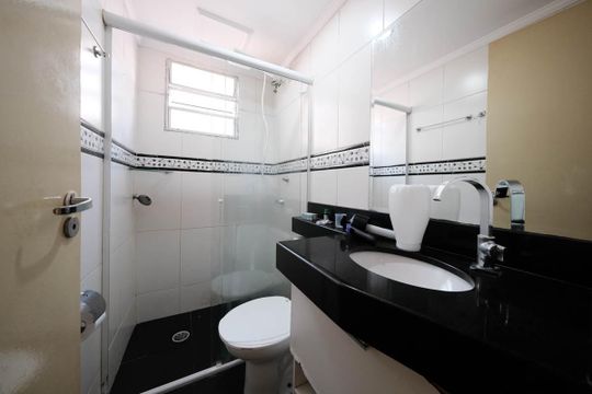 Banheiro de apartamento à venda com 2 quartos, 54m² em Jardim Santa Teresinha, São Paulo