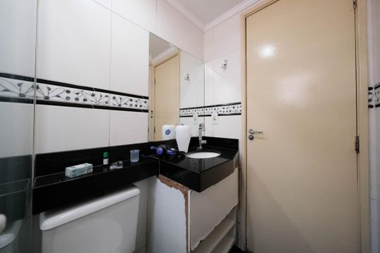 Banheiro de apartamento à venda com 2 quartos, 54m² em Jardim Santa Teresinha, São Paulo