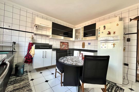Cozinha de casa para alugar com 3 quartos, 133m² em Vila Guarani (zona Sul), São Paulo