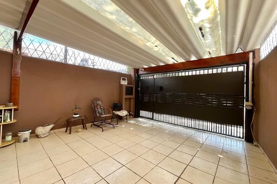 Garagem de casa para alugar com 3 quartos, 133m² em Vila Guarani (zona Sul), São Paulo