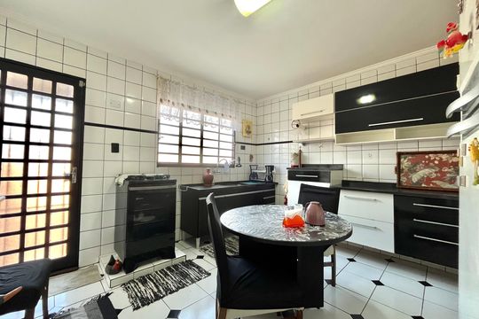 Cozinha de casa para alugar com 3 quartos, 133m² em Vila Guarani (zona Sul), São Paulo