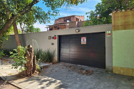 Fachada de casa à venda com 2 quartos, 107m² em Ingá, Niterói