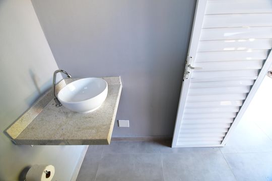 Banheiro de serviço de casa para alugar com 2 quartos, 1230m² em Cidade Universitária, Campinas