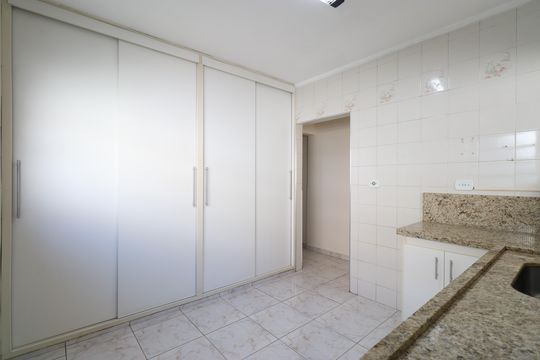 Cozinha  de casa à venda com 3 quartos, 249m² em Vila Anastácio, São Paulo