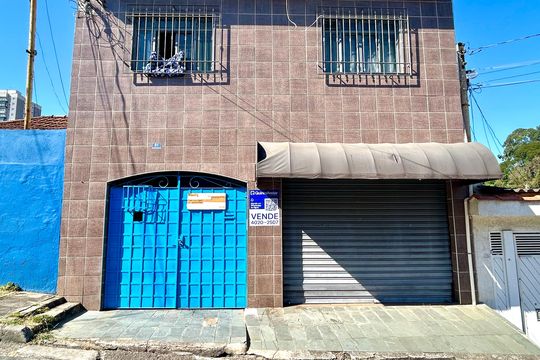 Placa instalada na fachada do imóvel  de casa à venda com 1 quarto, 175m² em Vila Nisia, Guarulhos