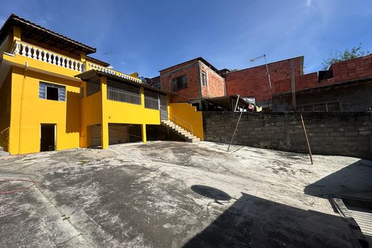 Quintal de casa à venda com 4 quartos, 260m² em Jardim Tupa, Barueri