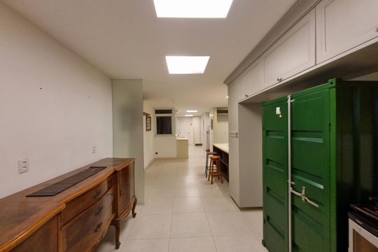 Cozinha de apartamento para alugar com 3 quartos, 300m² em Leme, Rio de Janeiro