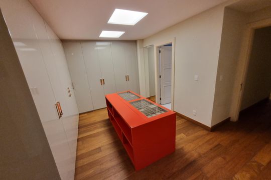 Closet de apartamento para alugar com 3 quartos, 300m² em Leme, Rio de Janeiro