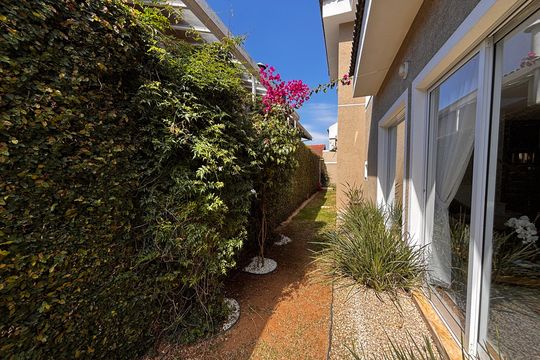 Lateral de casa de condomínio à venda com 3 quartos, 228m² em Morada das Flores (aldeia da Serra), Barueri