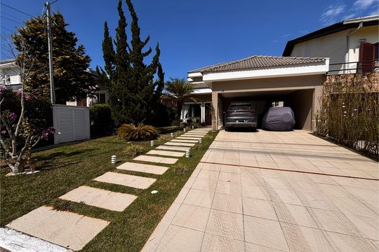 Fachada de casa de condomínio à venda com 3 quartos, 228m² em Morada das Flores (aldeia da Serra), Barueri