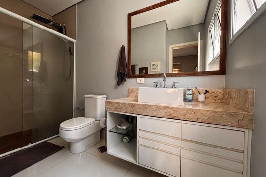 Banheiro suíte 3 de casa de condomínio à venda com 3 quartos, 228m² em Morada das Flores (aldeia da Serra), Barueri