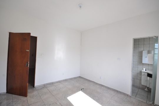 Quarto Suíte de casa para alugar com 3 quartos, 100m² em Jardim Flor de Maio, São Paulo