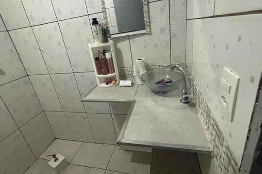 Banheiro de casa para alugar com 1 quarto, 50m² em Conjunto Habitacional Calux, São Bernardo do Campo