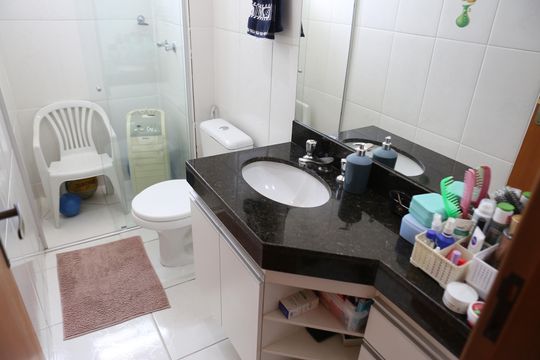Banheiro de apartamento à venda com 3 quartos, 72m² em Novo Eldorado, Contagem