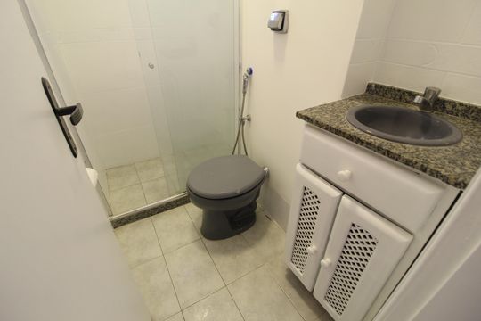 Banheiro de apartamento para alugar com 2 quartos, 48m² em Camorim, Rio de Janeiro