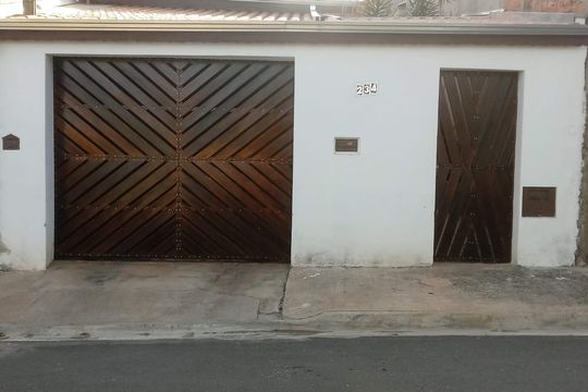 Fachada de casa à venda com 2 quartos, 175m² em Jardim Uruguai, Campinas