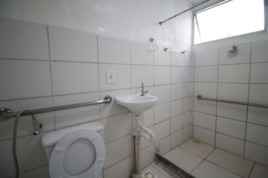 Banheiro de apartamento à venda com 2 quartos, 45m² em Jacarepaguá, Rio de Janeiro
