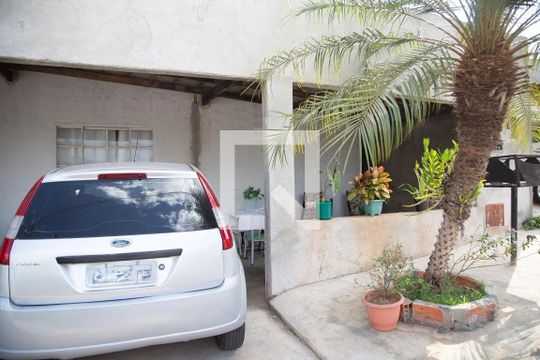 Garagem de casa de condomínio à venda com 3 quartos, 150m² em Condomínio Amin Camargo, Goiânia