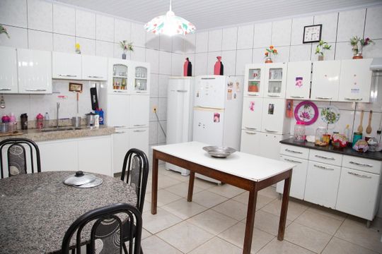 Cozinha de casa de condomínio à venda com 3 quartos, 150m² em Condomínio Amin Camargo, Goiânia