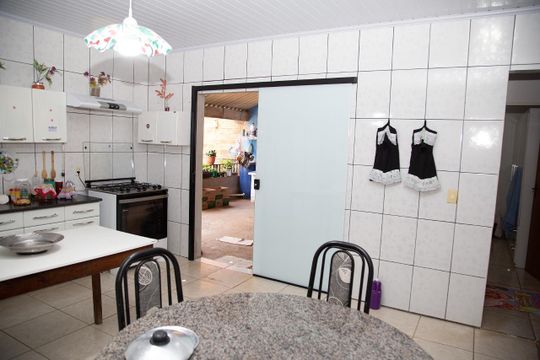 Cozinha de casa de condomínio à venda com 3 quartos, 150m² em Condomínio Amin Camargo, Goiânia