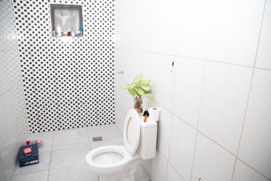 Banheiro de casa de condomínio à venda com 3 quartos, 150m² em Condomínio Amin Camargo, Goiânia