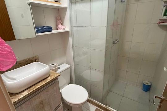 Banheiro de casa de condomínio à venda com 2 quartos, 63m² em Vargem Grande, Rio de Janeiro