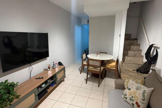 Sala de casa de condomínio à venda com 2 quartos, 63m² em Vargem Grande, Rio de Janeiro