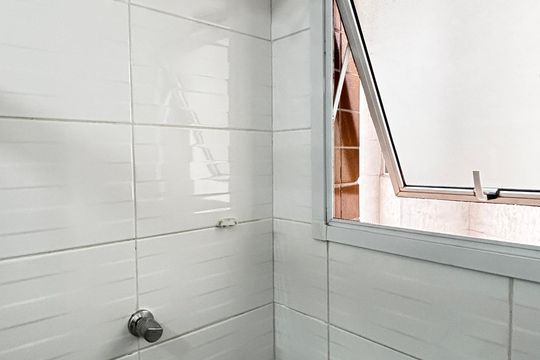 Banheiro de apartamento à venda com 2 quartos, 60m² em Vila Pires, Santo André